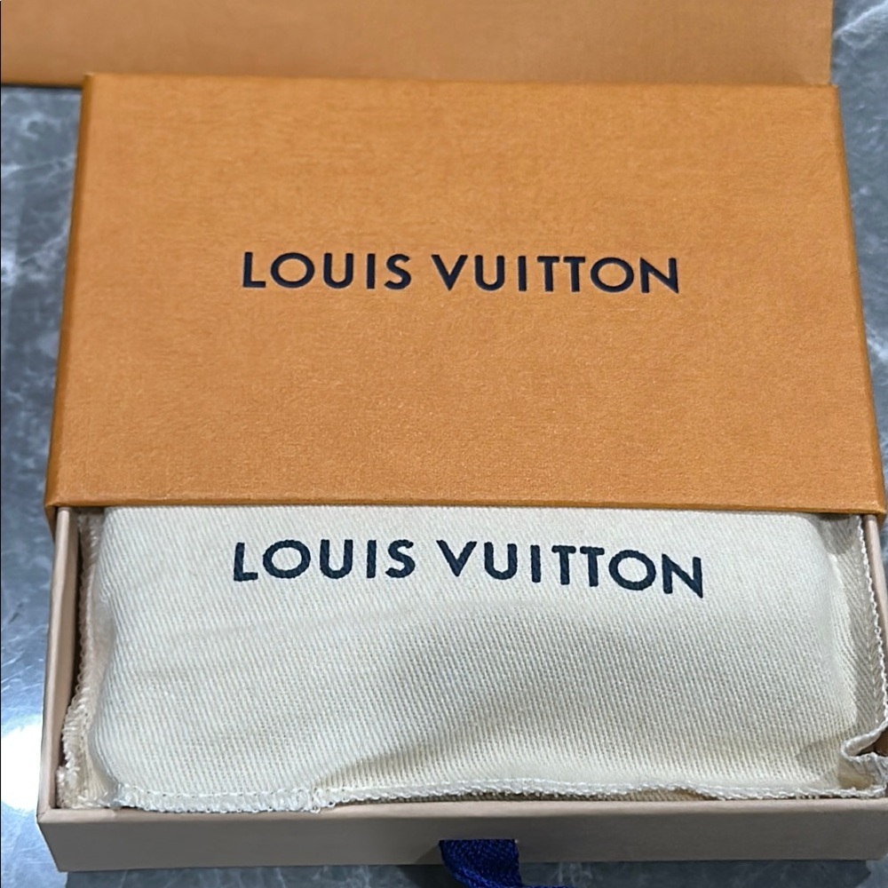 Louis Vuitton Damier Wallet - Picture 9 of 9